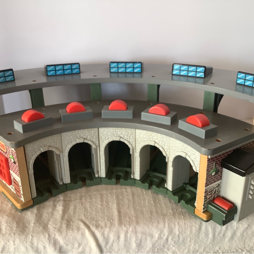 Thomas Tidmouth Engine Shed. Bundle with Trains shown that r in separate listing - Picture 13 of 15